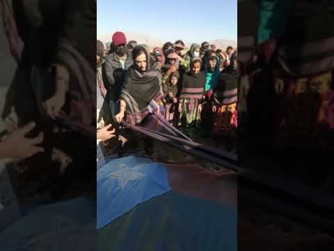 بانوک مهرنگ بر مزار پدرش شهید عبدالغفار لنگو بلوچستان Baloch 