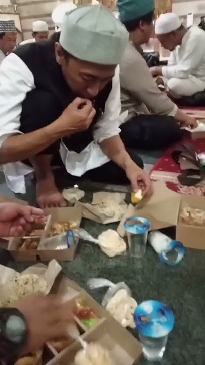 makan bareng kang yuki pas band di masjid pusda