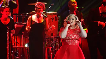 Kelly Clarkson - Underneath The Tree - Nashville Dec 20 2014