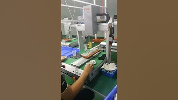 Automatic glue dispenser