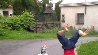Malý Český Bazén: 1-11: Cirkus Honza: Nohamanahoru chodec
