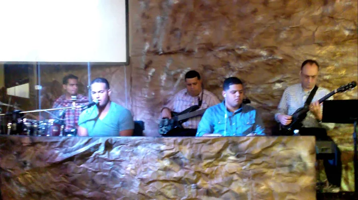 Altar call Iglesia Bethesda Jesse Pacheco