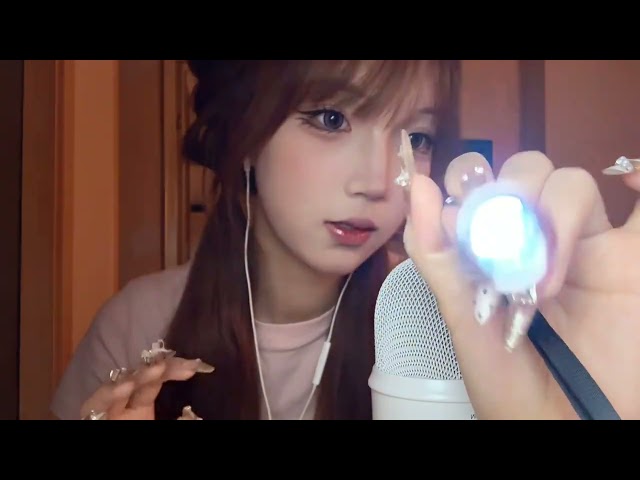 ASMR  糖果紙Unwrapping lollipops, the candy wrappers rustling