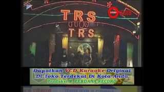 Video thumbnail of "Dwi Ratna Feat  Gayuh Rakasiwi - Ratapan Anak Tiri  ( Official Music Video )"