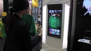 El ingenioso 'probador virtual' de camisetas.
