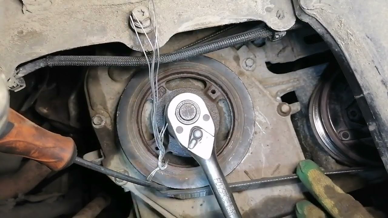 Установка эластичного ремня на моторе H4M.