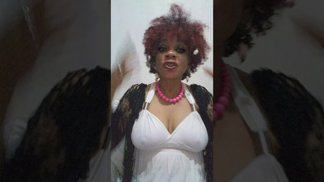 la Poétesse Nathy Ebriet Auteur Compositeur Écrivain  declame un poèmes pour les réseaux sociaux