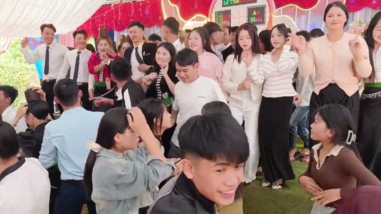 Lễ thành hôn cao Lượng an Bình muôn mết cớ xum  thành niền chiêng vang 