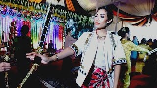 Ayu Dewi | Menarikan Tarian Adat GORONTALO ( TIDI )