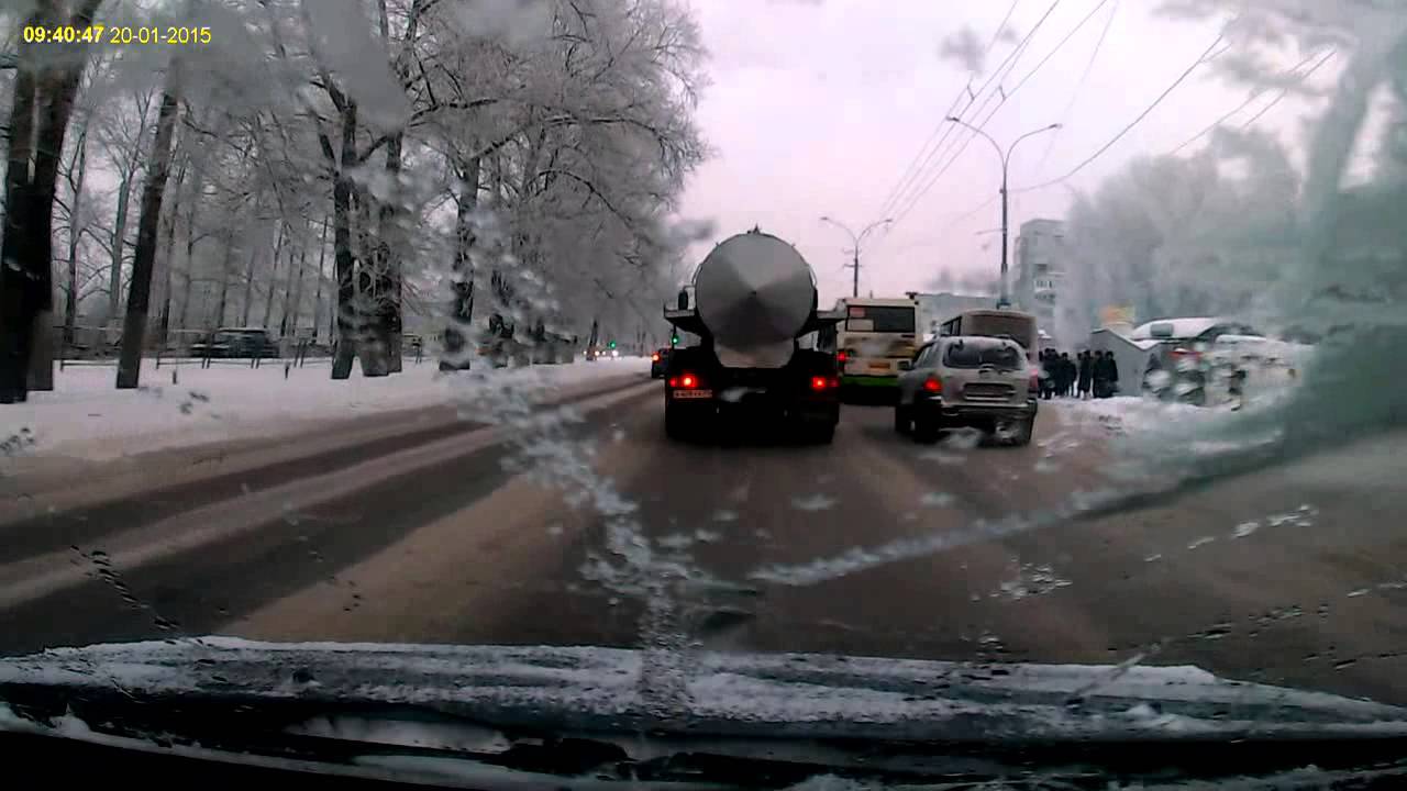На шоссе машина дедушки