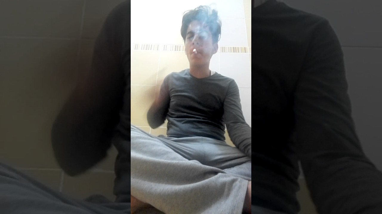 Ayagiyla Sigara Icen Genc D Youtube