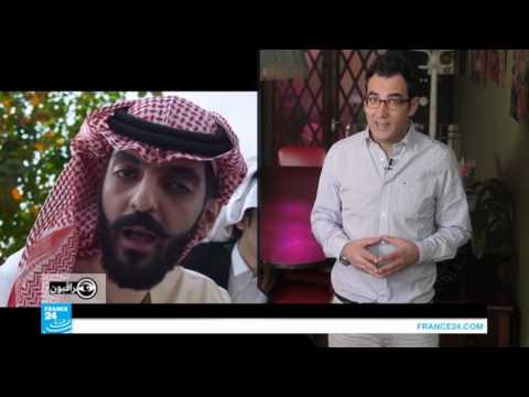 جندي بورمي يدخن سيجارته ويلتقط سيلفي خلال اضطهاد مسلمين من الروهينغا