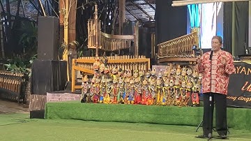 UDJO TEACHES CROWD HOW TO PLAY ANGKLUNG #angklung #bamboomusic #udjo #bandung #indonesia #folk