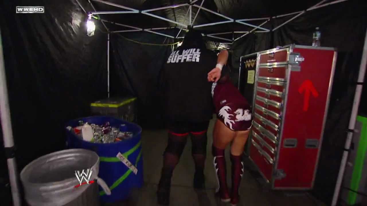 Friday Night SmackDown — Марк Генри тащит Дэниела Брайана на ринг и избивает его.