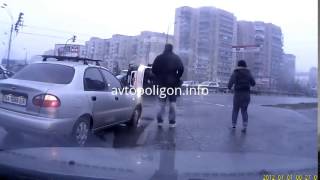 ВИДЕО аварии: как Volkswagen Golf опрокинул скорую в Киеве, на Керченской площади