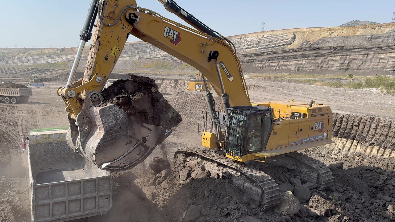 @様 Cat 395 And Cat 385C Excavators Loading Overburden On Trucks
