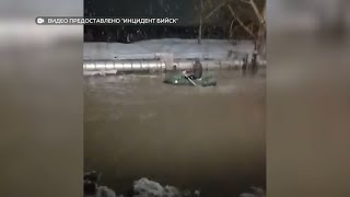 Бийчанин прокатился на лодке по луже на ул. Социалистической (06.03.23г., Бийское телевидение)