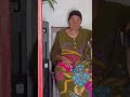 Mamak lagi ngonbrol di dapur