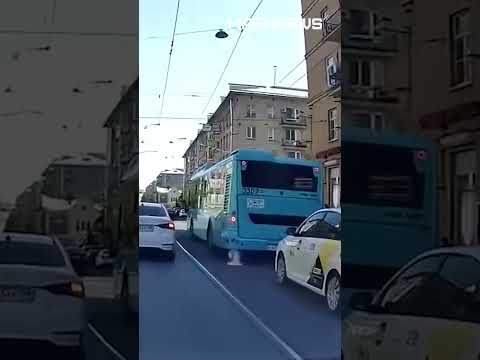 Петербург принял первые 98 из 370 лазурных автобусов, которые не должны гореть