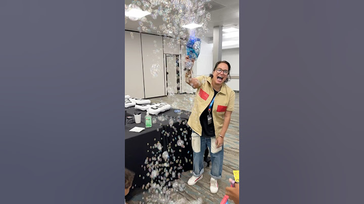 Mom takes kids to vidcon and this happened at check in… #shorts #family #chaos #bubbles