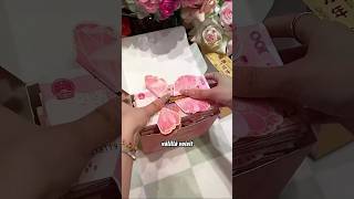 Download Lagu Yllätyslaatikko sinkosi paperirahaa joka paikkaan! 😲 MP3