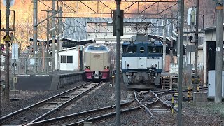 トンネルを出て貨物列車の横を通過するサンライズ出雲を備中神代駅横の神代東踏切で撮影(2019/12/14)