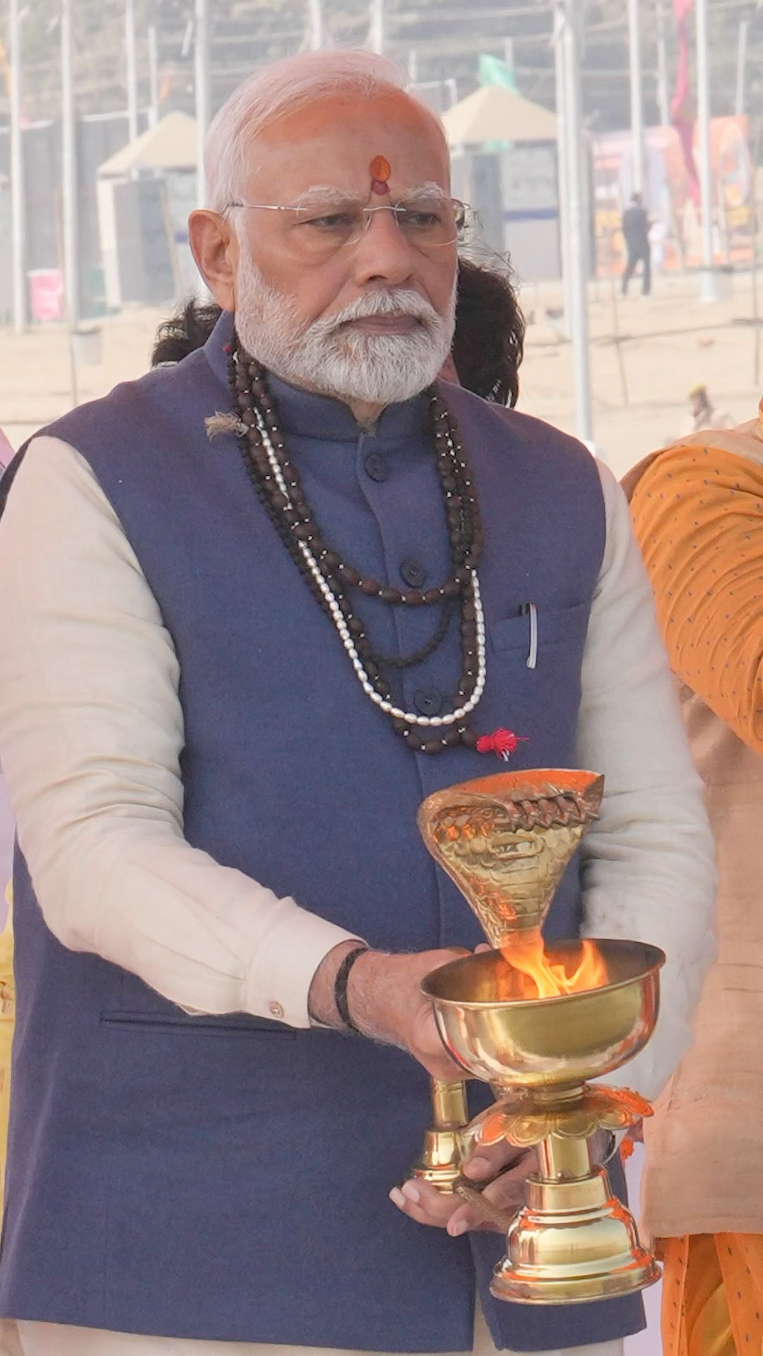PM Modi performs darshan and pooja at Sangam Ghat \u0026 Hanuman Mandir in Prayagraj | #shorts