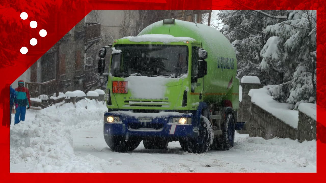 Neve a Courmayeur, camion in difficoltà nella frazione di La Palud a causa della strada ghiacciata
