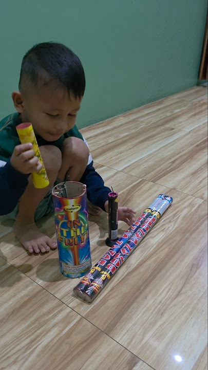 wah banyak banget kembang api sama petasan air mancurnya
