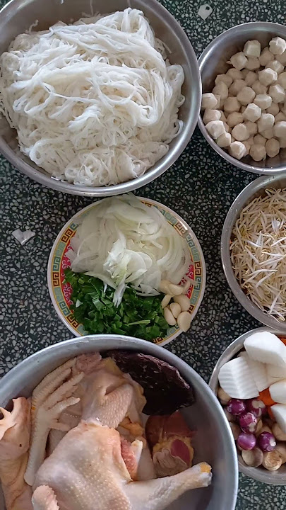 nhỏ Phan 111673.mời. cả nhà ăn. phở gà. thơm ngon.