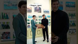 Alloh rozi bo'lsin 🤲 Otabek Umarov shaxmatchi Javohir Sindarov bilan uchrashib sovg'ani qabul qildi