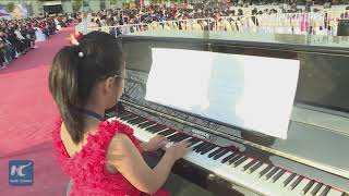 New world record! 639 people play pianos simultaneously