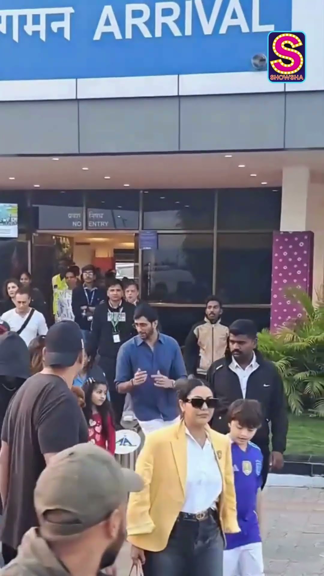 King Khan Shahrukh Khan Arrives At Airport With Gauri Khan And Abram | Bollywood King Khan | News18