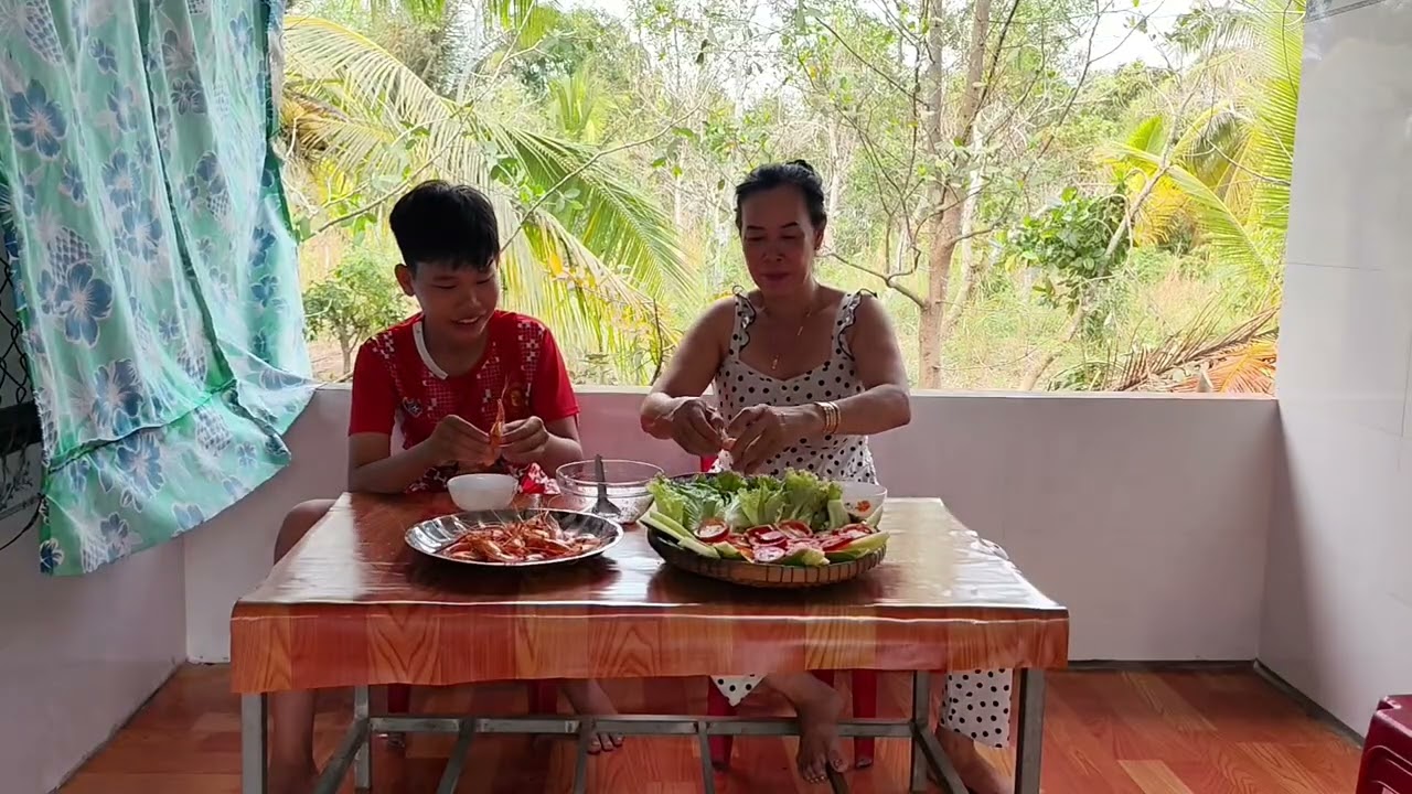 Tôm luộc nước dừa ăn mừng túp lều Lý tưởng./CLMT