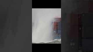 Download Lagu MENEGANGKAN!!Kapal kontainer di hajar ombak badai MP3