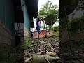 main hp di pinggir kali