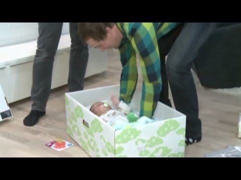 Video: Apa yang ada di dalam kotak bayi Finlandia?