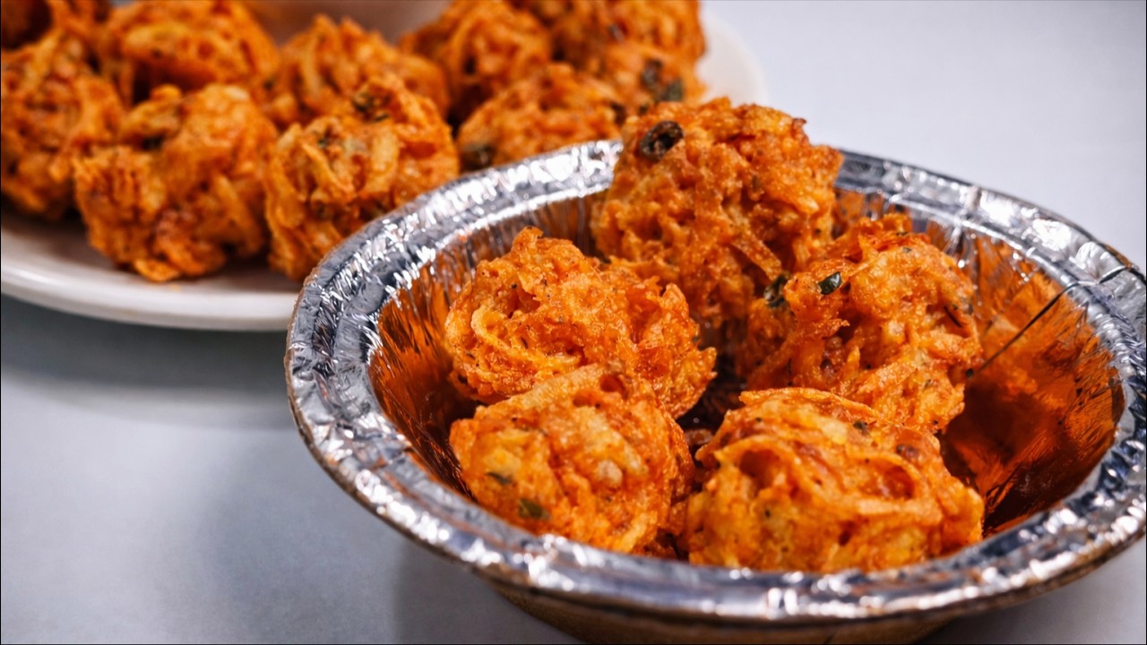 आलू के एकदम कुरकुरे, चटपटे, टेस्टी पकौड़े | Crispy Aloo pakora with red chutney  | Street Food