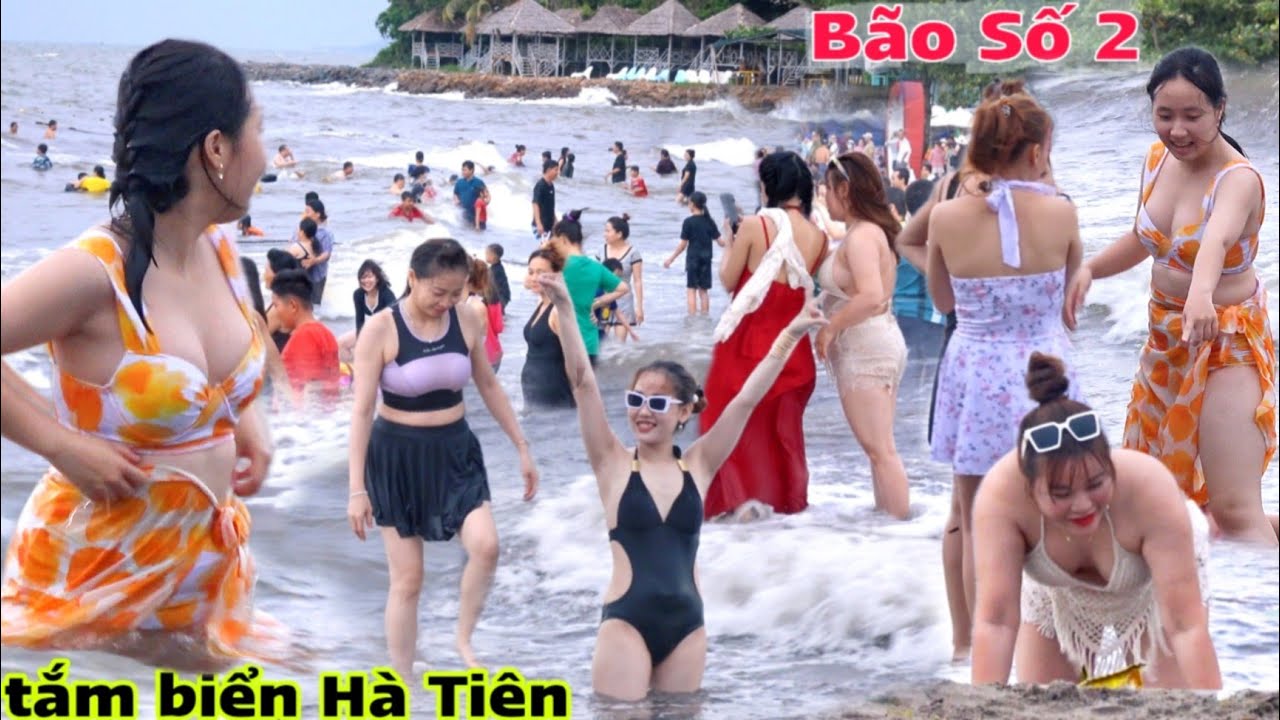 Bão Số 2 vẫn đông đảo người bất chấp tắm biển Hà Tiên Kiên Giang