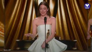 ‘My dress is broken’: Emma Stone shows dress' torn zipper during Oscars acceptance speech