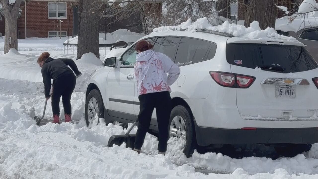 City crews respond to snow storm - YouTube