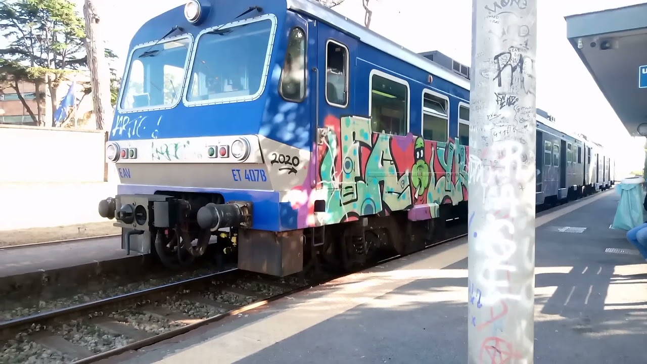 Cumana: treni in arrivo e partenza alla stazione di Arco Felice.