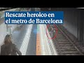 Rescate heroico a un hombre que cayó en medio de las vías del metro de Barcelona