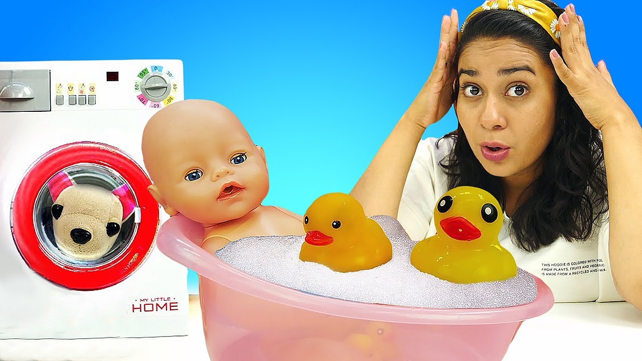Spielspaß mit Puppen. Baby Born Emily badet und macht die Wäsche. 2 Folgen am Stück