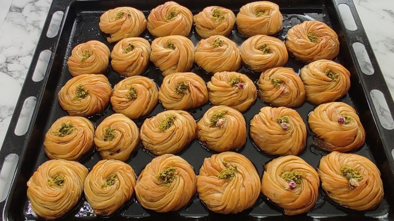 KOLAY VE ÇITIR ÇITIR ! YAPIMINA HAYRAN BIRAKAN GÜL BAKLAVA TARİFİ ! KOLAY VE ÇITIR ÇITIR ! YAPIMINA HAYRAN BIRAKAN GÜL BAKLAVA TARİFİ !