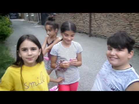 maklieri ladosaxlebi- სამების ტაძართან ბავშვებმა ძაღლის ლეკვები შემომთავაზეს!!!