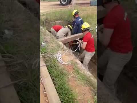 Bombeiros resgatam jovem que foi encontrada dentro de bueiro em Cruzeiro do Sul; assista