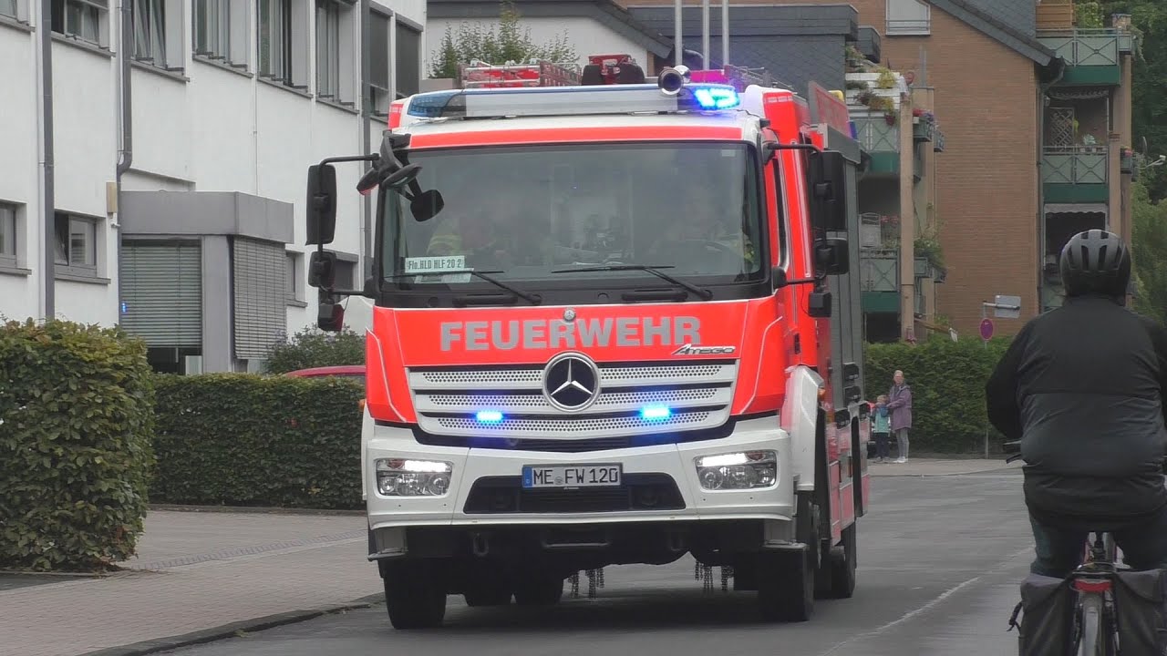 (Person hinter Tur) Notarztfahrzeug + HLF Berufs & Freiwillige Feuerwehr auf Einsatzfahrt in Hilden