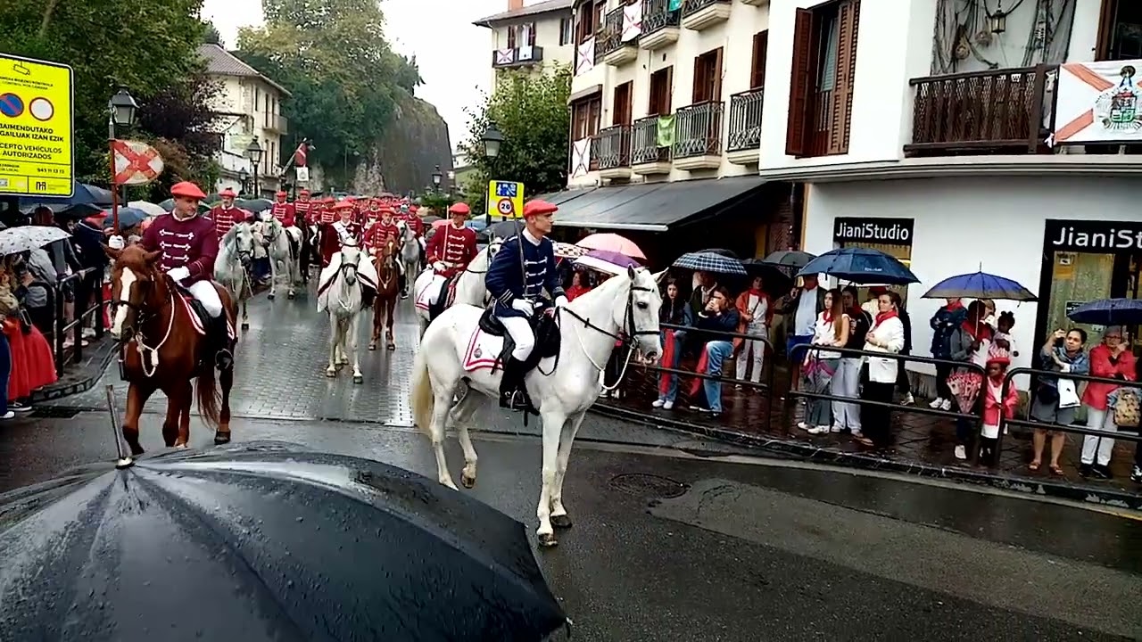 Hondarribia - Gipuzkoa. Alarde 8 septiembre 2025. Bajando de Guadalupe.