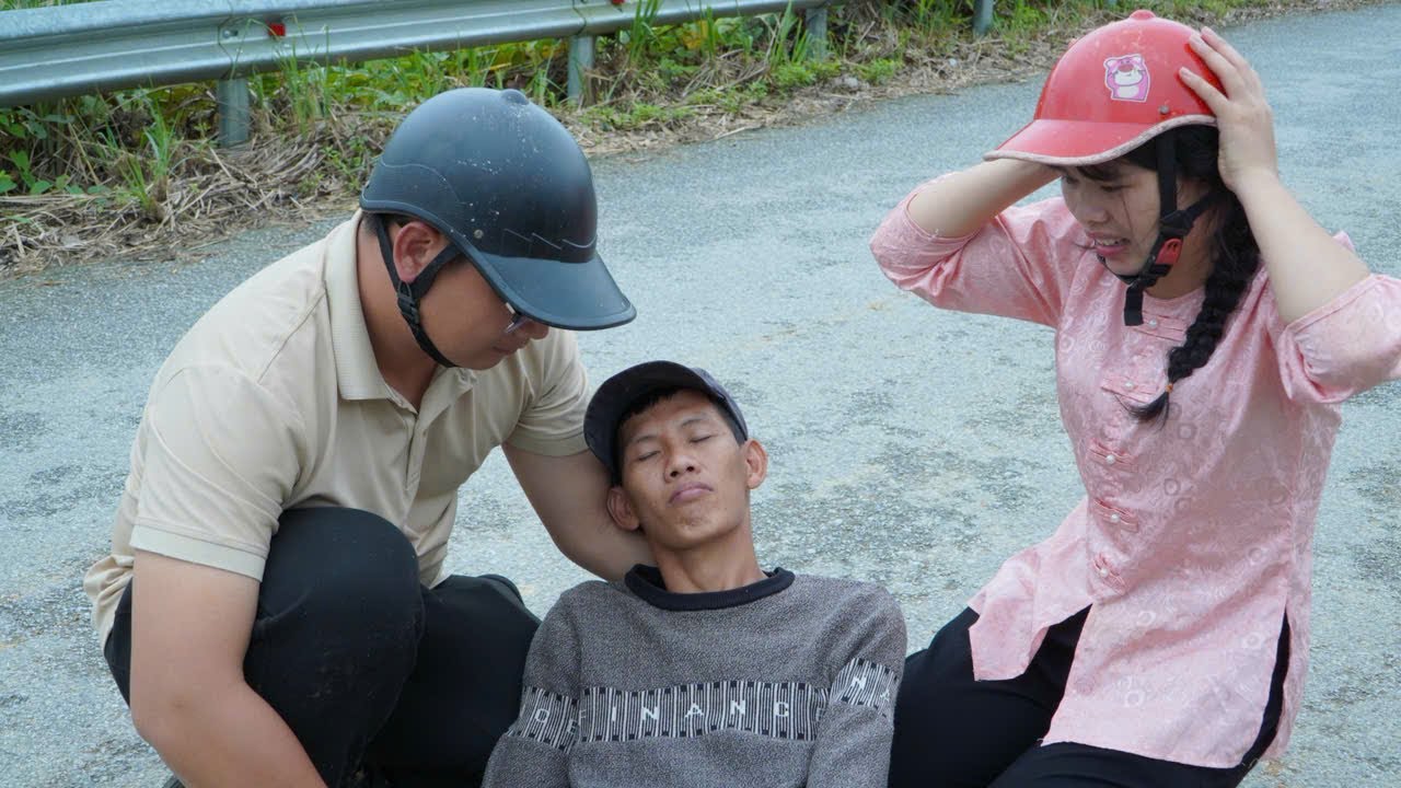 Он упал на дорогу — то, что этот добрый полицейский сделал дальше, потрясло всех